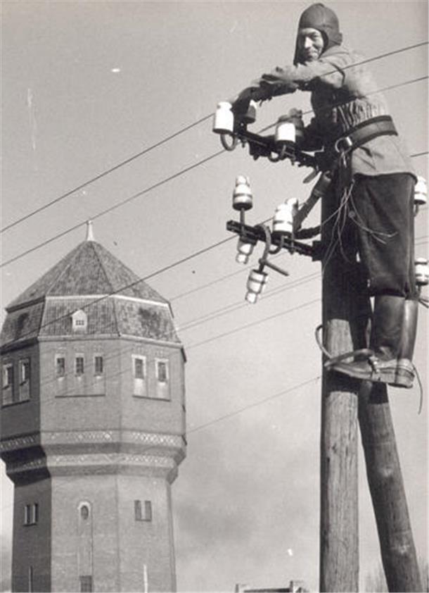 Nordenhamer Wasserturm ist seit Jahrzehnten ein attraktives Fotomotiv Arbeit mit Aussicht an den Stromleitungen mit Blick auf den Wasserturm.