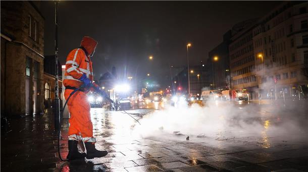 Arbeiten in der Dunkelheit: Ein Mitarbeiter der Stadtreinigung in Hamburg.