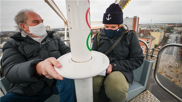 Zwei Menschen im Riesenrad