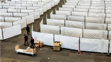 Arbeiter bereiten eine Messehalle in Hamburg für die Unterbringung von Menschen aus der Ukraine vor. Dort sollen kurzfristig rund 400 Vertriebene Schutz finden.