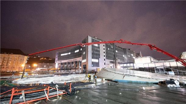 Noch mehr Milliarden: Stuttgart 21 wird teurer Arbeiter betonieren Ende November das letzte Stück des Dachs des neuen Tiefbahnhofs des milliardenschweren Bahnprojekts Stuttgart 21.