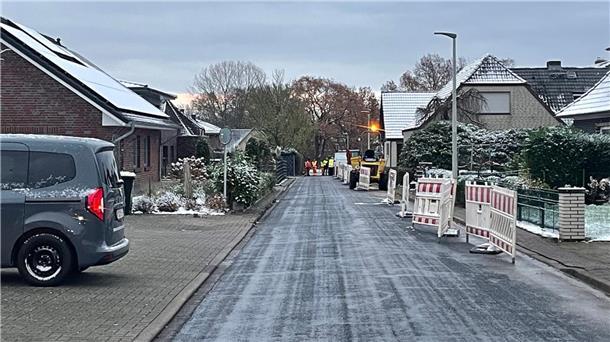 Arbeiter des Energieversorgers beim Abdichten der Leckage der Gasleitung in Sittensen, Osteau.