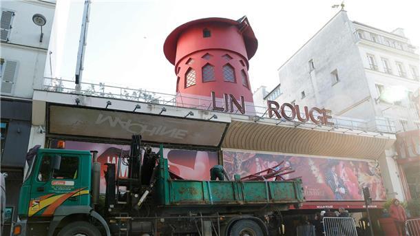 Arbeiter sichern den Bereich vor dem Kabarett, nachdem die Flügel des Windrads des „Moulin Rouge“ in der Nacht abgestürzt sind.
