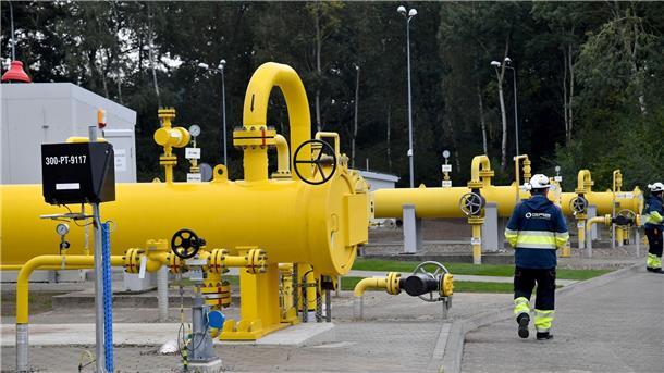 Polen, Dänemark und Norwegen eröffnen Ostsee-Pipeline Arbeiter stehen vor der Gasverdichterstation „Goleniow“ vor der feierlichen Eröffnung der Baltic-Pipe-Gasleitung bei Budno.