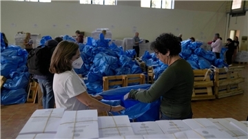 Arbeiter verpacken in einem Lager der Region Attika Stimmzettel in Säcke, die an die Wahllokale der Gemeinden geliefert werden.