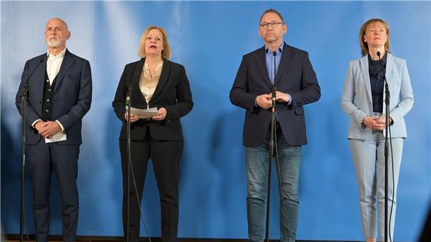 Arbeitgeber und Gewerkschaften sind sich am Ende einig: ein schwieriger, aber brauchbarer Abschluss für den öffentlichen Dienst von Bund und Kommunen.