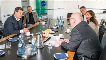Arbeitsminister Hubertus Heil (links) verteidigte seine Arbeitsmarktpolitik gegen den Vorwurf, dass Förderung an den Bedürfnissen des Arbeitsmarktes vorbei passiert. Die hohe Zahl an Langzeitarbeitslosen sei das Ergebnis von zu wenig Ausbildung. Hier will er ansetzen.