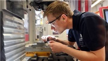 Junger Mann bei der Arbeit