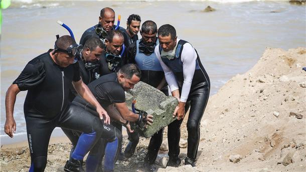Ägypten birgt antike Statuen aus dem Mittelmeer Archäologen und Taucher haben eine Sammlung von Artefakten vom Meeresboden in Abu Qir in Alexandria geborgen.