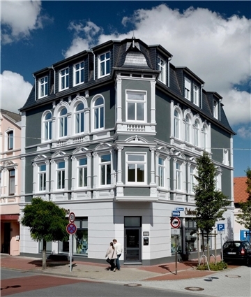 Architektonisch hat die Nordenhamer Innenstadt viel Substanz. Es muss allerdings in die Sanierung der Gründerzeitbauten investiert werden. Unser Bild zeigt das Reinstrom-Haus an der Bahnhofstraße, ein Beispiel, das zeigt, was möglich ist.