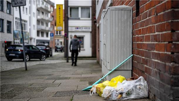 Umweltverschmutzer packt mit an und räumt vor der Polizei seinen Müll weg Umweltverschmutzer packt mit an und räumt vor der Polizei seinen Müll weg