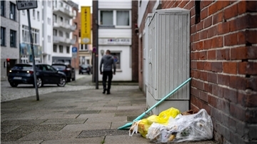 Umweltverschmutzer packt mit an und räumt vor der Polizei seinen Müll weg
