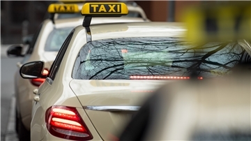 ARCHIV - 22.03.2019, Berlin: Mehrere Taxis stehen an einem Taxistand am Potsdamer Platz. (Zu dpa "Verband: «Guter Taxifahrer ist dem Navi immer überlegen»") Foto: Monika Skolimowska/zb/dpa +++ dpa-Bildfunk +++