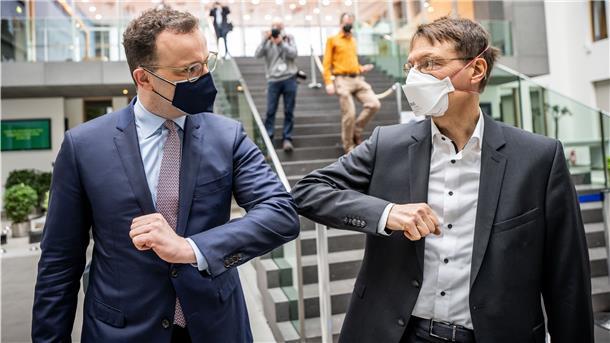 Hausarzt-Impfungen: Impfgipfel legt Fahrplan fest Archiv: Jens Spahn (CDU, links), Bundesminister für Gesundheit, verabschiedet sich nach einer Pressekonferenz mit einem Ellenbogen-Kick von SPD-Gesundheitsxperte Karl Lauterbach.