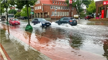 Archivfoto Juli 2021: Nach heftigen Regengüssen steht der Debstedter Weg unter Wasser. Was soll man tun, wenn es noch viel heftiger kommt?