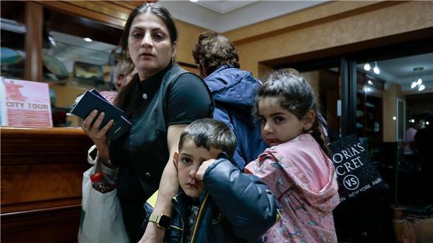 Erste Flüchtlinge aus Berg-Karabach kommen nach Armenien Armenier aus Berg-Karabach warten darauf, vorübergehend in einem Hotel untergebracht zu werden.