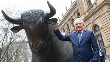 Armin Papperger, CEO von Rheinmetall kommt zum Fototermin neben der „Bulle und Bär“-Skulptur vor der Börse in Frankfurt.