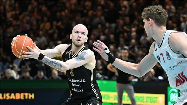 Velicka verlässt Braunschweigs Basketballer Arnas Velicka (l) verlässt die Basketball Löwen Braunschweig.