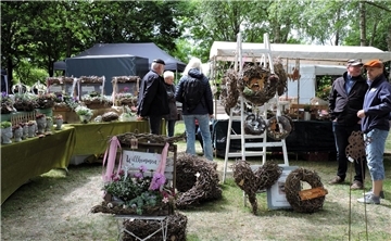 Arrangements aus Stauden und schöne Kränze fanden großen Anklang.