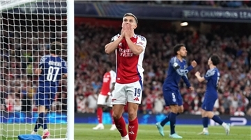 Arsenal-Stürmer Leandro Trossard vergibt im Hinspiel gegen Paris Saint-Germain eine Chance.