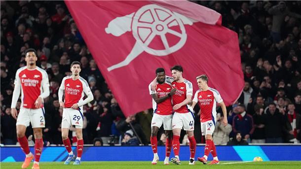 Premier-League-Hammer: Arsenal deklassiert Man City mit 5:1 Arsenals Thomas Partey (M,l) feiert mit Declan Rice den zweiten Treffer seiner Mannschaft.