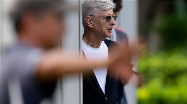 Arsène Wenger schaut beim Bayern-Training in Orlando zu.