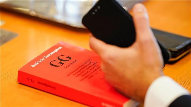 Begriff „Rasse“ wird doch nicht aus Grundgesetz gestrichen Artikel 3 des Grundgesetzes besagt, dass niemand wegen seines Geschlechtes, Abstammung, Rasse, Sprache, Heimat, Herkunft, Glaubens oder politischen Anschauungen benachteiligt oder bevorzugt werden darf.