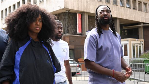 Assa Traore (l), Aktivistin und Leiterin des Komitees „Wahrheit und Gerechtigkeit für Adama“, und Youssouf Traore, Mitglied des Komitees, dessen Auge zugeschwollen ist, vor der Polizeistation des 5. Arrondissements.