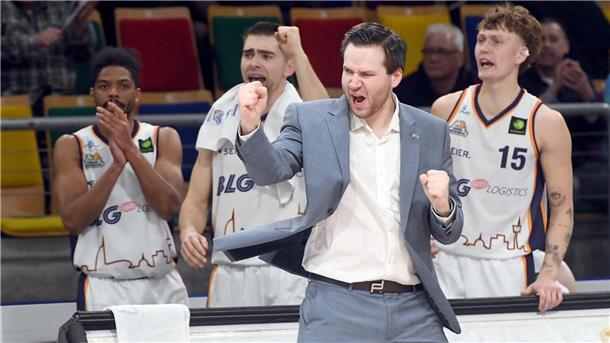 Eisbären jubeln: Endlich klappt es in der Stadthalle Assistenztrainer Oliver Elling musste für den erkrankten Headcoach Steven Key einspringen und beendete mit den Eisbären die schwarze Serie in der Stadthalle.