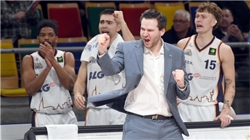 Assistenztrainer Oliver Elling musste für den erkrankten Headcoach Steven Key einspringen und beendete mit den Eisbären die schwarze Serie in der Stadthalle. 