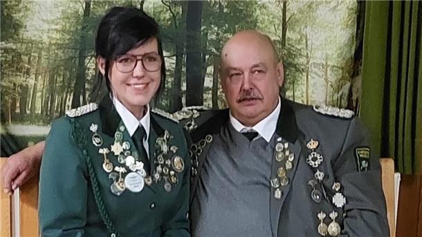Jetzt führt eine Frau die Schützen in der Börde Ringstedt Zwei Menschen in Schützen-Uniform