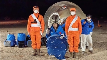 Astronaut Chen Dong winkt, nachdem er aus der Rückkehrkapsel geborgen wurde.