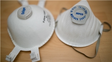 Atemschutzmasken (links, partikelfiltrierende Halbmaske) der Schutzklasse FFP2 ( Filtering Face Piece) und FFP3.