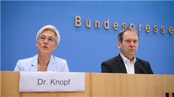 Attestieren dem Klimakurs der Bundesregierung große Lücken: Hans-Martin Henning (r), Vorsitzender und Brigitte Knopf, stellvertretende Vorsitzende vom Expertenrat für Klimafragen.