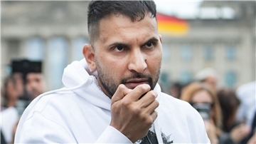 Attila Hildmann bei der Abschluss-Kundgebung einer Demonstration gegen die Corona-Politik in Berlin.
