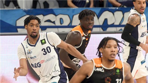 Auch abseits des Spielfeldes hat sich Justin Stovall (links) gut in Bremerhaven eingelebt.