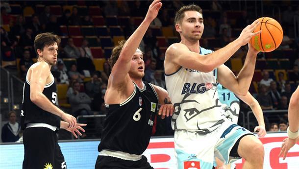 Breitlauch: Playoffs müssen das langfristige Ziel bleiben Auch Adrian Breitlauch (rechts) hat in dieser Saison noch nicht seinen Rhythmus gefunden. Der Bremerhavener ist aber überzeugt davon, dass mehr in den Eisbären steckt, als der Basketball-Zweitligist bislang gezeigt hat.