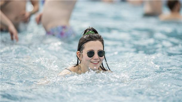 Deichbrand 2024: Das sind die schönsten Bilder vom Festival-Freitag Auch am Freitag sorgte der große Pool für dringend benötigte Abkühlung.