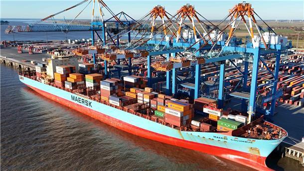 Containerschiff wird im Hafen entladen 