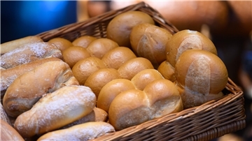 Hier gibt es in Bremerhaven und dem Cuxland am Feiertag frische Brötchen Brötchen liegen in einer Bäckerei in einem Korb.  Auch am Reformationstag kann man in Bremerhaven und im Cuxland frische Brötchen kaufen.