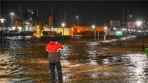 Auch an der Weserfähre ist das Wasser übers Ufer getreten.