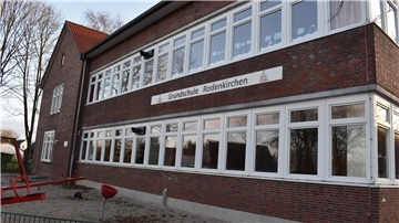Das Foto zeigt die Grundschule Rodenkirchen von außen. Die Schule soll einen Anbau erhalten.