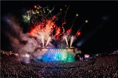 Das Deichbrand-Festival bei Nacht. 