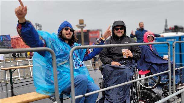 Auch auf der Rolli-Tribühne geht die Regen-Party ab.