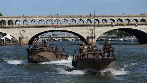 Frankreich setzt auf maximale Sicherheit für Olympia Auch auf der Seine sind Sicherheitskräfte im Einsatz.