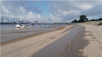 Schlick am Strand der Weserinsel Harriersand.