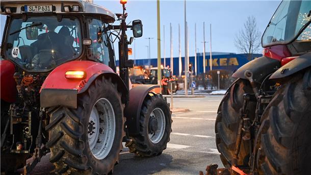 Bauernproteste: Heute Morgen wird der Hafen in Bremerhaven blockiert Auch bei Ikea sind die Landwirte mit ihren schweren Maschinen vorgefahren.