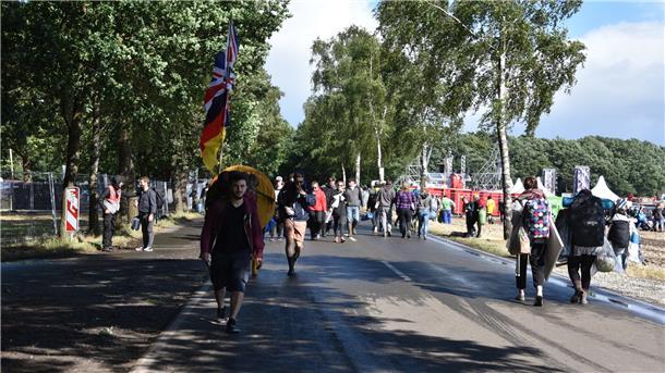 Neue Verkehrsregelung beim Hurricane-Festival Auch bei sonnigem Wetter war einiges auf der Flaniermeile los.