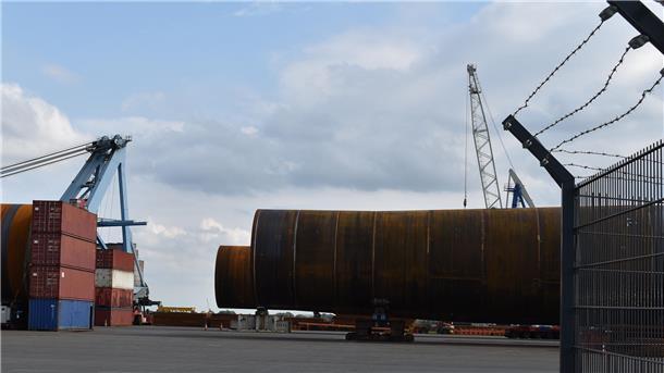 Auch beim Blick von der Werkszufahrt ist leicht zu erkennen: Das Steelwind-Werk in Blexen platzt gleichsam aus allen Nähten.