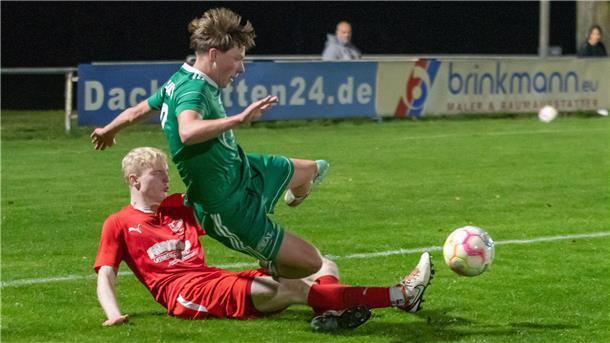 Zwei Männer versuchen einen Ball zu erobern.
